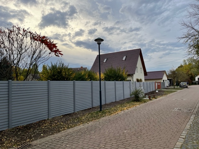 Eine Blickdicht-Zaunanlage entlang eines Grundst&uuml;cks